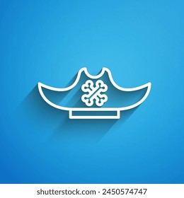Weiße Linie Piraten Hut-Symbol isoliert auf blauem Hintergrund. Langer Schatten. Vektorgrafik
