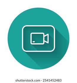 Linha branca Ícone do botão Reproduzir vídeo isolado com fundo de sombra longa. Sinal de tira de filme. Botão de círculo verde. Vetor