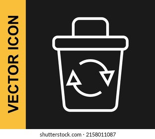 Línea blanca Papelera de reciclaje con icono de símbolo de reciclaje aislado en fondo negro. Icono de la barra diagonal. Signo de basurero. Reciclar el signo de la canasta.  Vector