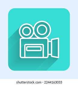 Línea blanca Icono de cámara de cine Retro aislado con fondo de sombra larga. Cámara de video. Signo de película. Proyector de película. Botón cuadrado verde. Vector