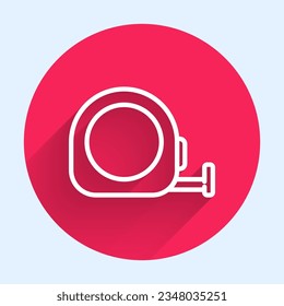 Roulette-Bausymbol der weißen Linie, einzeln mit langem Schatten. Symbol für Bandmaß. Roter Kreis-Knopf. Vektorgrafik