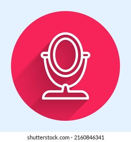 Icono de espejo de maquillaje redondeado de línea blanca aislado con fondo de sombra larga. Botón de círculo rojo. Vector