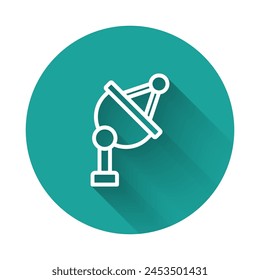Weiße Linie Satellitenschüssel-Symbol isoliert mit langem Schattenhintergrund. In: Radio Antenna, Astronomy and Space Research. Grün Kreis Button. Vektorgrafik