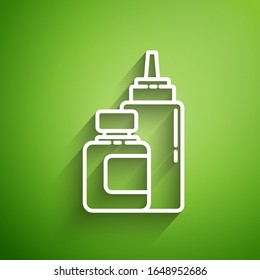 Icono del frasco de Sauce de línea blanca aislado sobre fondo verde. Botellas de Ketchup, mostaza y mayonesa con salsa para comida rápida.  Ilustración vectorial