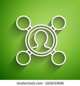 Icono Compartir línea blanca aislado en fondo verde. Compartir, pictograma de comunicación, medios sociales, conexión, red, distribuir.  Ilustración vectorial