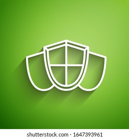 Icono de Escudo de línea blanca aislado en fondo verde. Signo de guardia. Seguridad, protección, concepto de privacidad.  Ilustración vectorial