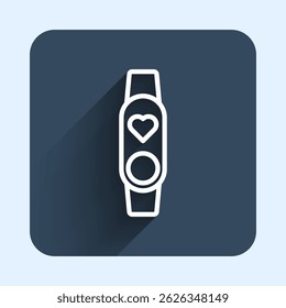 Línea blanca Reloj inteligente que muestra el icono de ritmo cardíaco aislado con fondo de sombra larga. Concepto de App de la aptitud. Botón cuadrado azul. Vector