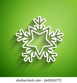 Icono de copo de nieve de línea blanca aislado en fondo verde. Feliz Navidad y Feliz Año Nuevo.  Ilustración vectorial