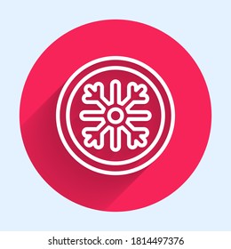 Icono de copo de nieve de línea blanca aislado con una sombra larga. Botón de círculo rojo. Vector