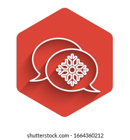 Copo de nieve de línea blanca con icono de burbuja de habla aislado con una sombra larga. Feliz Navidad y Feliz Año Nuevo. Botón hexágono rojo. Ilustración vectorial