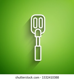 White line Spatula icon isolated on green background. Kitchen spatula icon. BBQ spatula sign. Barbecue and grill tool.  Vector Illustration