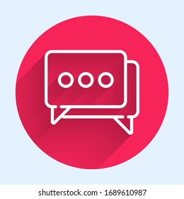 Icono de chat de burbuja de la línea blanca, aislado con una sombra larga. Icono de mensaje. Símbolo de chat de comunicación o comentario. Botón de círculo rojo. Ilustración vectorial