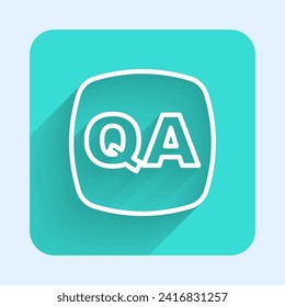 La línea blanca de voz burbuja con el icono Pregunta y Respuesta aislado con fondo de sombra largo. símbolo Q y A. Signo de FAQ. Burbuja y gráfico del discurso de conversación. Botón cuadrado verde. Vector
