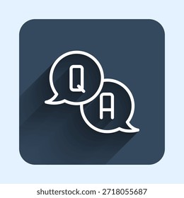 Balões de fala de linha branca com o ícone de Pergunta e Resposta isolado com fundo de sombra longo. Símbolo Q e A. Sinal de FAQ. Gráfico e bolhas de fala de bate-papo. Botão quadrado azul. Vetor