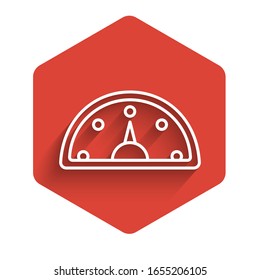 Weißes Line-Speedometer-Symbol einzeln auf langem Hintergrund. Roter Hexagon-Knopf. Vektorillustration-Illustration