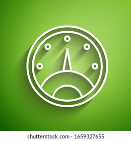 Weißes Line-Speedometer-Symbol einzeln auf grünem Hintergrund. Vektorillustration-Illustration