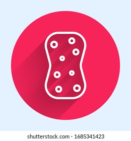 Línea blanca Esponja con icono de burbujas aislado con sombra larga. Vapor de vientre para lavar platos. Logo del servicio de limpieza. Botón de círculo rojo. Ilustración vectorial