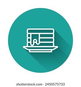 Línea blanca Pila de panqueques con icono de miel aislado con fondo de sombra larga. El concepto del desayuno. Botón círculo verde. Vector