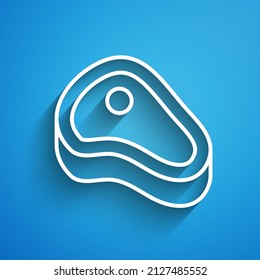 Icono de carne de filete de línea blanca aislado en fondo azul. Larga sombra. Vector