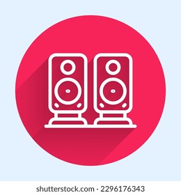 Icono de altavoz estéreo de línea blanca aislado con una sombra larga. Altavoces del sistema de sonido. Icono de música. Equipo de bajos de altavoces de columna musical. Botón de círculo rojo. Vector