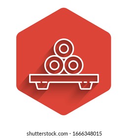 Weiße Linie Sushi auf Schneidebrett Symbol einzeln auf langen Schatten. asiatische Sushi auf Holzbrett. Roter Hexagon-Knopf. Vektorillustration-Illustration