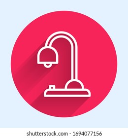 Icono de la lámpara de la mesa blanca aislado con una sombra larga. Botón de círculo rojo. Ilustración vectorial