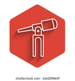 Das Teleskop-Symbol der weißen Linie, einzeln auf langen Schatten. Wissenschaftliches Instrument. Erziehung und Astronomie Element, Spionage und Studienstars. Roter Hexagon-Knopf. Vektorillustration-Illustration