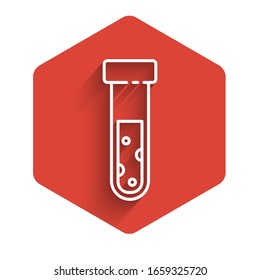 Labortestsymbol der weißen Linie Prüfrohr und Kolben der chemischen Prüfsubstanz, isoliert mit langem Schatten. Laborglaszeugschild. Roter Hexagon-Knopf. Vektorillustration-Illustration