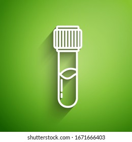Línea blanca Tubo de ensayo y el icono de ensayo de laboratorio químico del matraz aislado en el fondo verde. Signo de cristales de laboratorio.  Ilustración vectorial