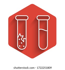 Weiße Linie Prüfrohr und Kolben - chemisches Laborsymbol einzeln mit langem Schatten. Laborglaszeugschild. Roter Hexagon-Knopf. Vektorgrafik