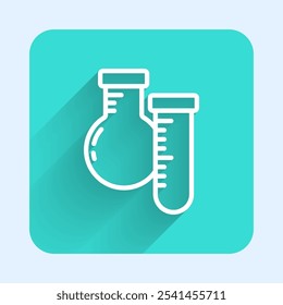 Línea blanca Tubo de prueba y frasco de prueba de laboratorio químico icono aislado con sombra larga. Signo de cristalería de laboratorio. Botón cuadrado verde. Vector