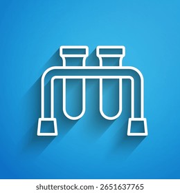 Linha branca Tubo de ensaio e frasco ícone de ensaio de laboratório químico isolado no fundo azul. Sinal de vidro de laboratório. Sombra longa. Vetor