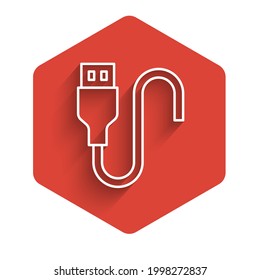 Weißes USB-Kabel, Symbol einzeln auf langem Hintergrund. Anschlüsse und Steckdosen für PC und mobile Geräte. Roter Hexagon-Knopf. Vektorgrafik