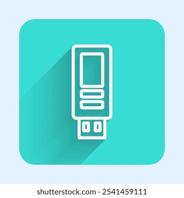 Icono de unidad flash USB de línea blanca aislado con sombra larga. Botón cuadrado verde. Vector