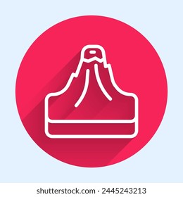 Línea blanca Icono de volcán aislado con fondo de sombra larga. Botón de círculo rojo. Vector