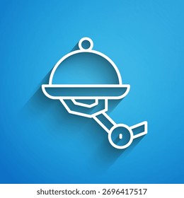 Robot de camarero de línea blanca con icono de placa cubierta aislado sobre fondo azul. Inteligencia artificial, aprendizaje automático, computación en la nube. Larga sombra. Vector