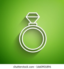 Icono de anillos de boda de línea blanca aislados en fondo verde. Cartel de joyería de novias y novios. Símbolo matrimonial. Anillo de diamantes. Ilustración vectorial