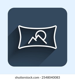 Línea blanca Icono de imagen de ángulo amplio aislado con fondo de sombra largo. Vista panorámica. Botón cuadrado azul. Vector