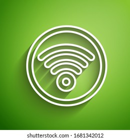 Símbolo de red inalámbrica Wi-Fi de línea blanca aislado en fondo verde. Ilustración vectorial