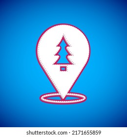 Ubicación blanca del bosque en un icono de mapa aislado en fondo azul.  Vector
