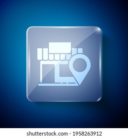 Ubicación blanca con el icono de la tienda aislado en fondo azul. Paneles de vidrio cuadrado. Ilustración vectorial