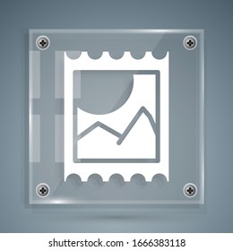 Icono blanco de la marca de ácido LSD aislado en fondo gris. Narcóticos ácidos. Marca postal. Sello postal. Riesgo para la salud. Paneles de vidrio cuadrado. Ilustración vectorial