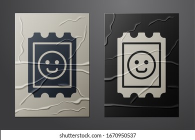 Icono blanco de la marca de ácido LSD aislado en fondo de papel desmitificado. Narcóticos ácidos. Marca postal. Sello postal. Riesgo para la salud. Estilo de arte de papel. Ilustración vectorial