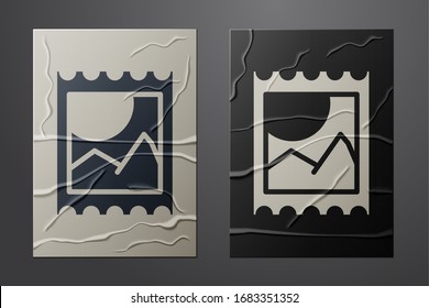 Icono blanco de la marca de ácido LSD aislado en fondo de papel desmitificado. Narcóticos ácidos. Marca postal. Sello postal. Riesgo para la salud. Estilo de arte de papel. Ilustración vectorial