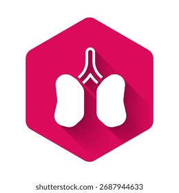 Icono de los pulmones blancos aislado con fondo largo de la sombra. Botón hexagonal rosa. Vector