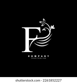 weiße luxuriöse E-Brief-Logo mit wunderschönem Blumendekor und Feder. Federlogo. E Typografie, E Monogramm. Geeignet für Firmenlogos, Marken, Unternehmen, Boutiquen, Kosmetiklogos usw.