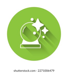 Icono de bola mágica blanca aislado con fondo de sombra larga. Balón de cristal. Botón Círculo verde. Vector