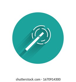 Icono de la varita mágica blanca aislado con una sombra larga. Accesorio mágico con forma de estrella. Poder mágico. Botón de círculo verde. Ilustración vectorial