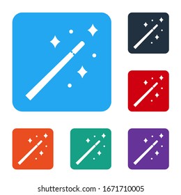 Icono de varita blanca aislada en fondo blanco. Accesorio mágico con forma de estrella. Poder mágico. Establecer iconos en botones cuadrados de color.  Ilustración vectorial