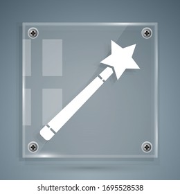 Icono de varita mágica blanca aislado en fondo gris. Accesorio mágico con forma de estrella. Poder mágico. Paneles de vidrio cuadrado. Ilustración vectorial